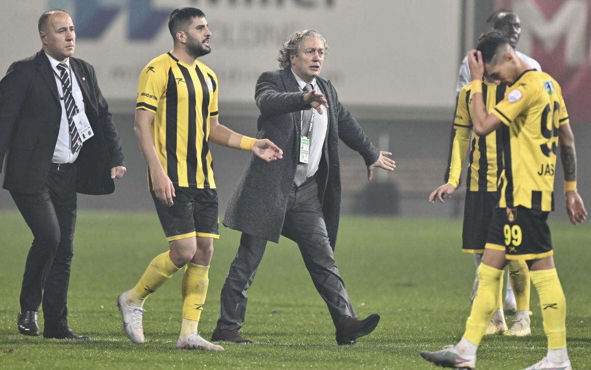 Turkish football president storms pitch as Super Lig makes troubled return - Yahoo Canada Sports