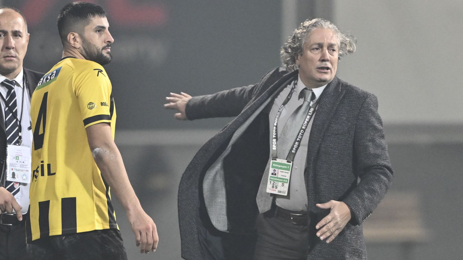 Turkish Super Lig controversy again as Istanbulspor president calls team off pitch in protest of not getting penalty - Sky Sports