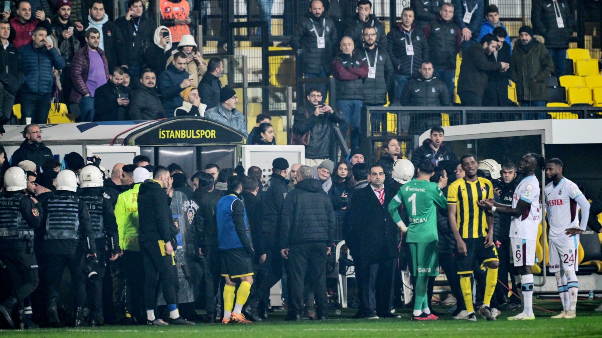Turkish club walk off pitch in protest over refereeing decisions - The Times