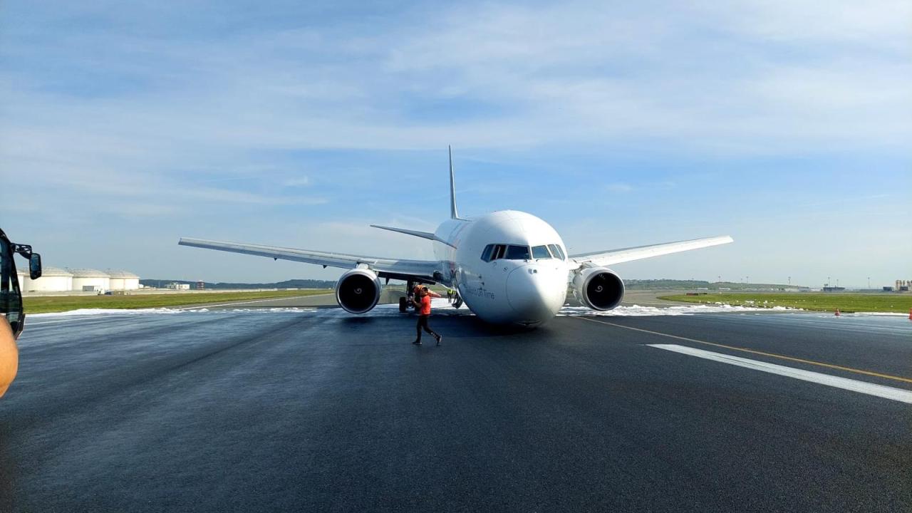 İstanbul Havalimanı'nda kargo uçağı gövde üzerine iniş yaptı - TRT Haber