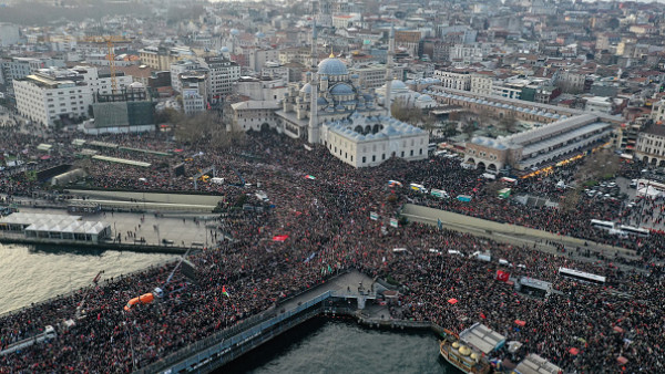 Tens of thousands protest 'murderer Israel' in Istanbul - The New Arab