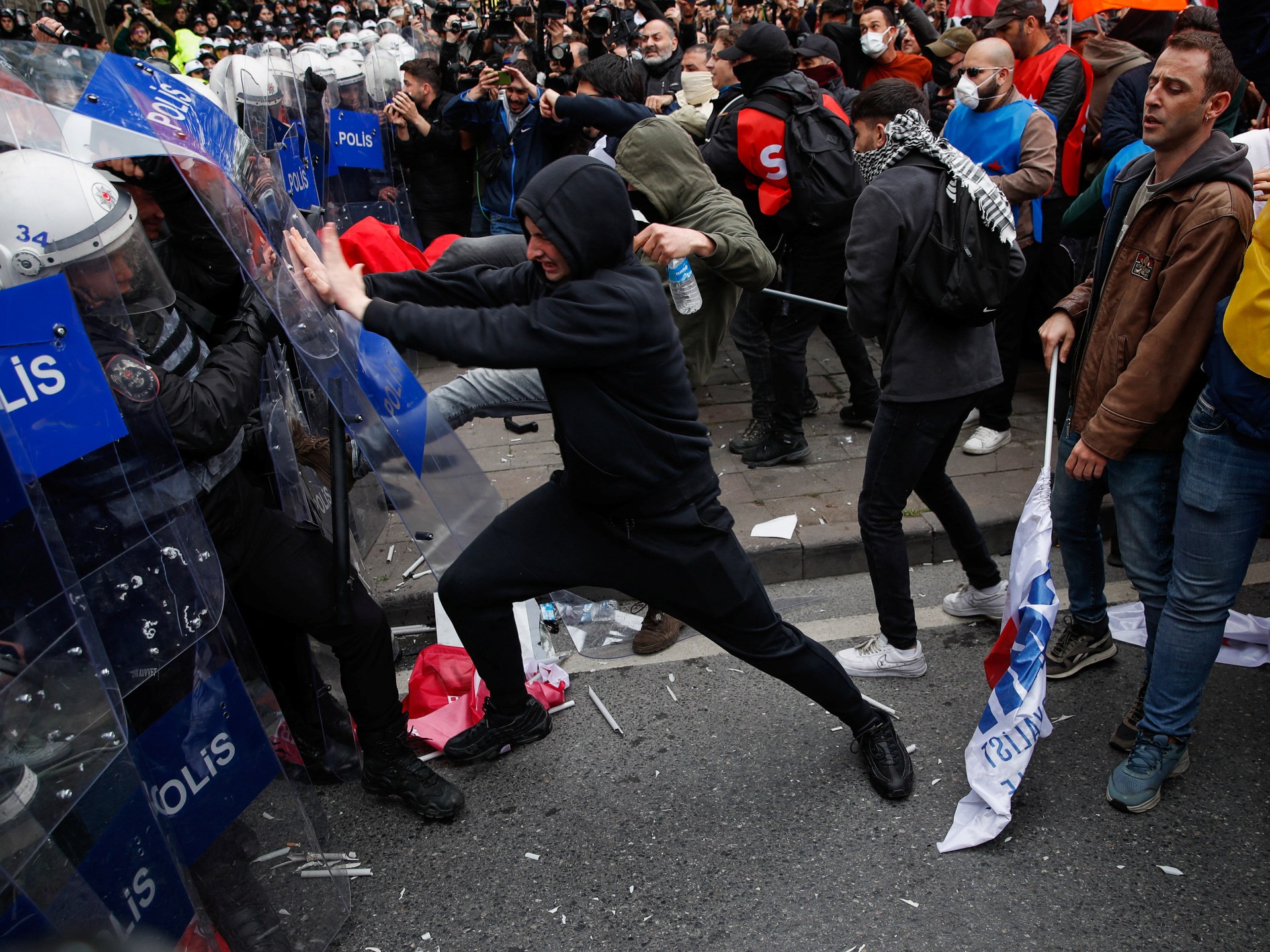 Turkey police arrest 210 at Istanbul May Day protests - Al Jazeera English