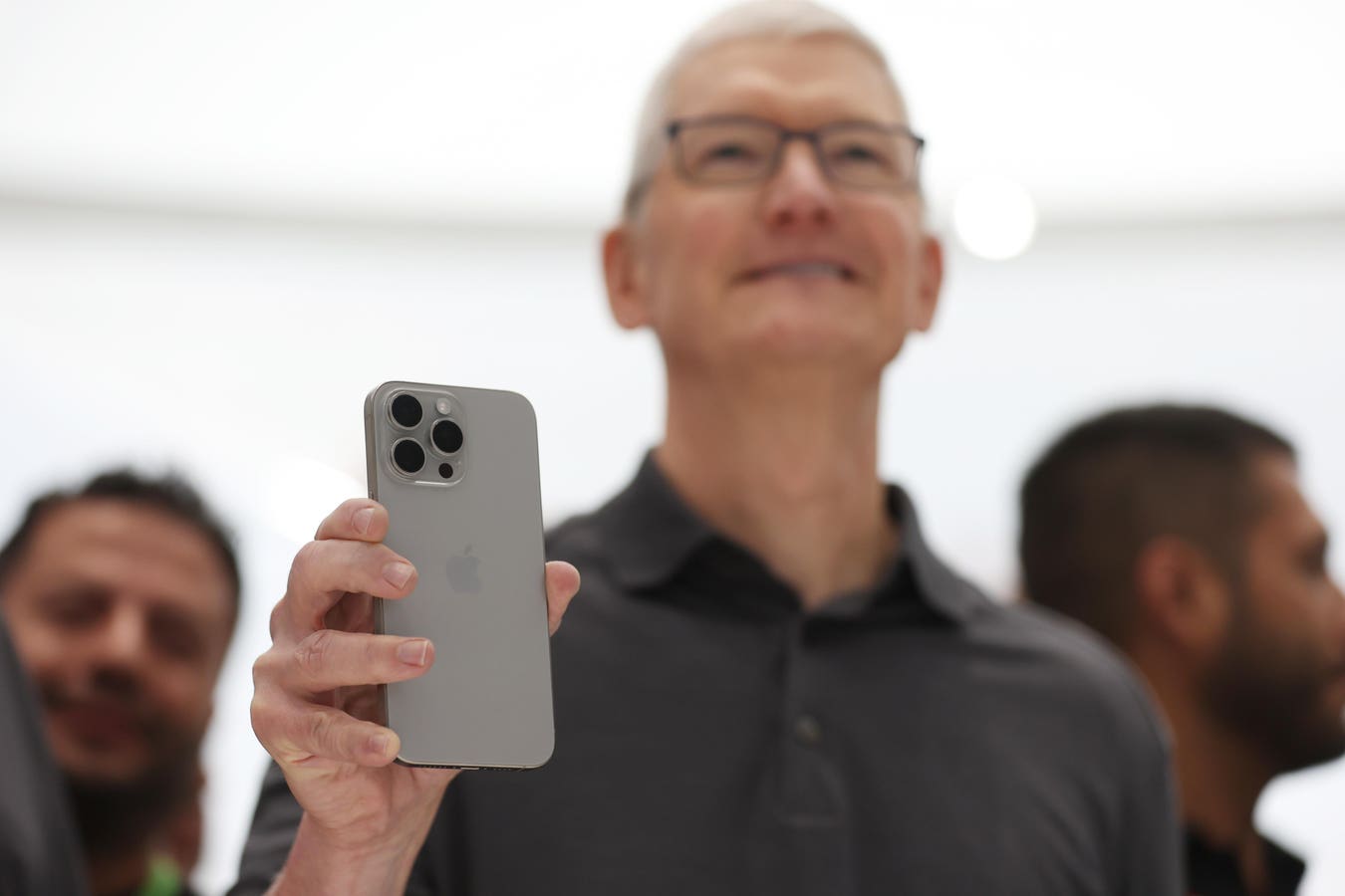 Apple’s ‘Privacy-Focused AI’ Gets Seal Of Approval From Investors – Forbes