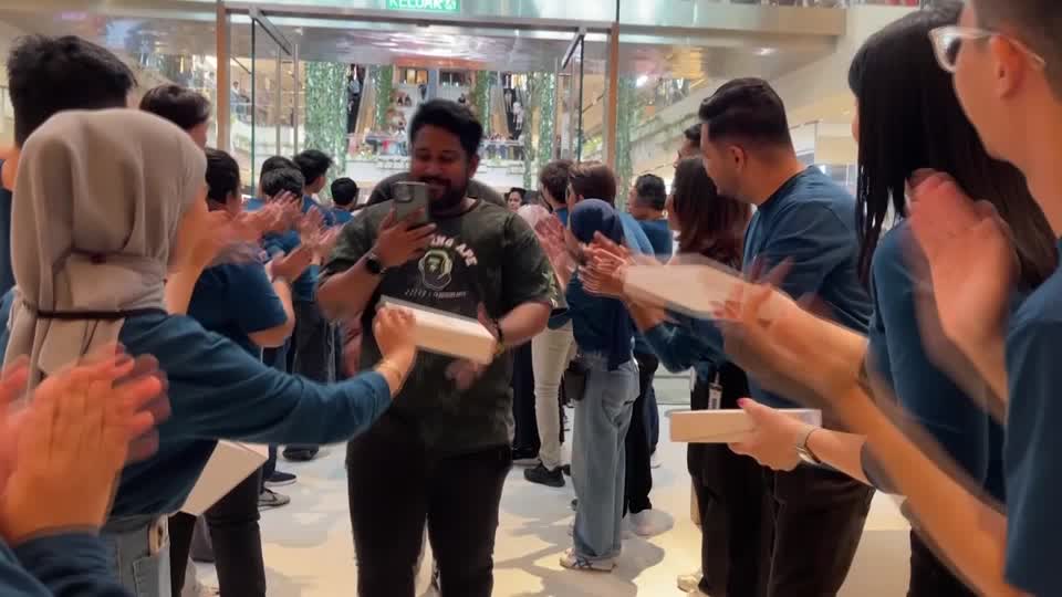 Fans queue overnight for Malaysia’s first Apple store – Yahoo! Voices