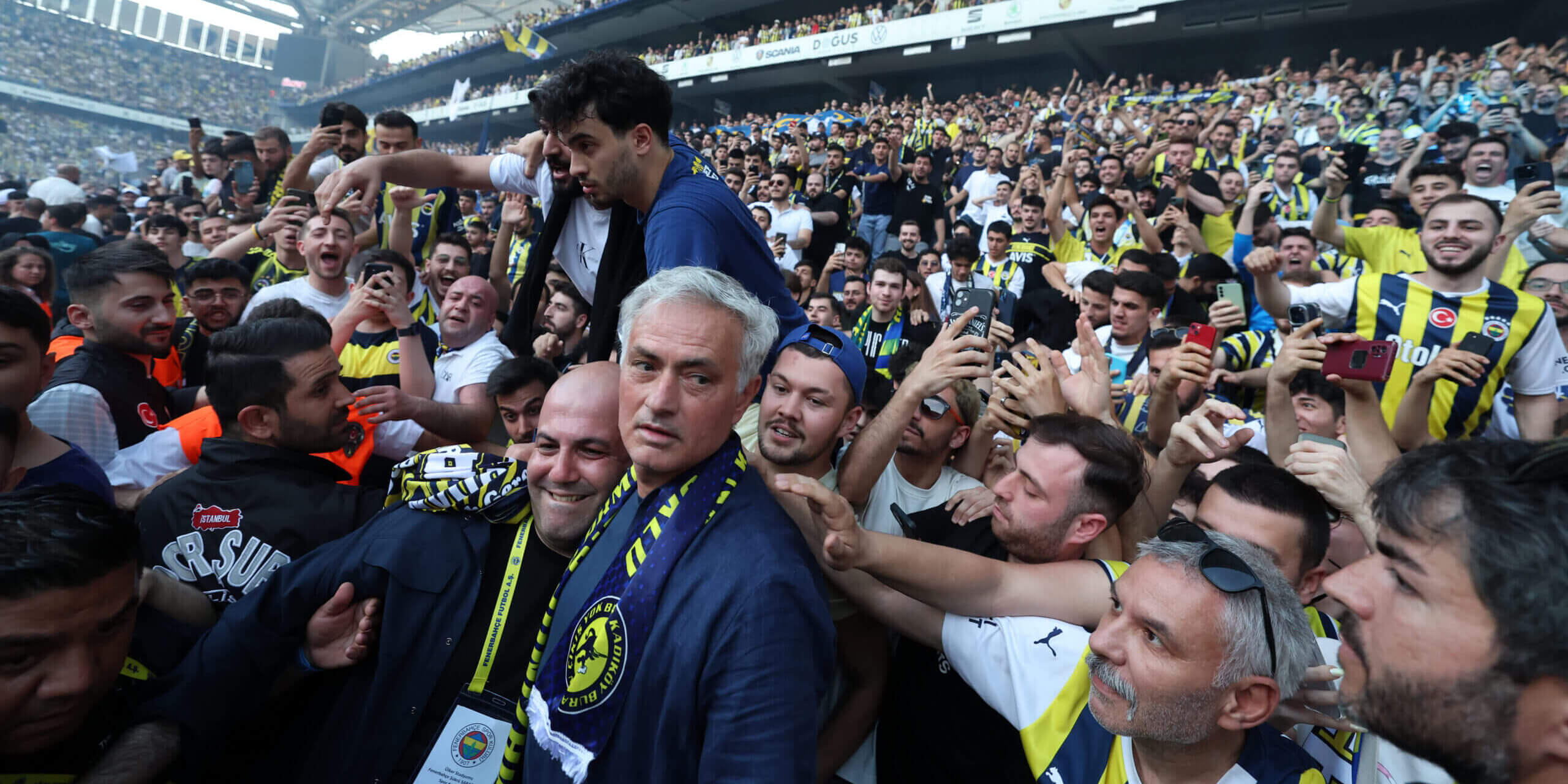 İstanbul’da Mourinho çılgınlığına katılan Fenerbahçe taraftarları – sigaralar, kucaklaşmalar, protestolar, rüyalar ve binlerce taraftar – The New York Times