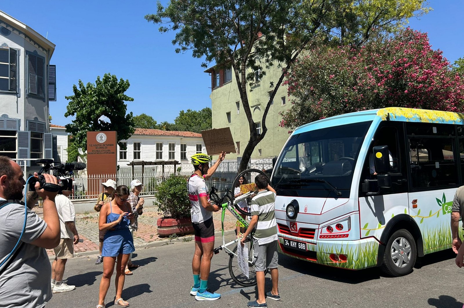 Residents clash over new minibuses on Istanbul's Büyükada Island | Daily Sabah - Daily Sabah