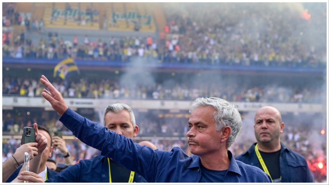 Jose Mourinho gets warm welcome in Istanbul as new Fenerbahce coach - WATCH