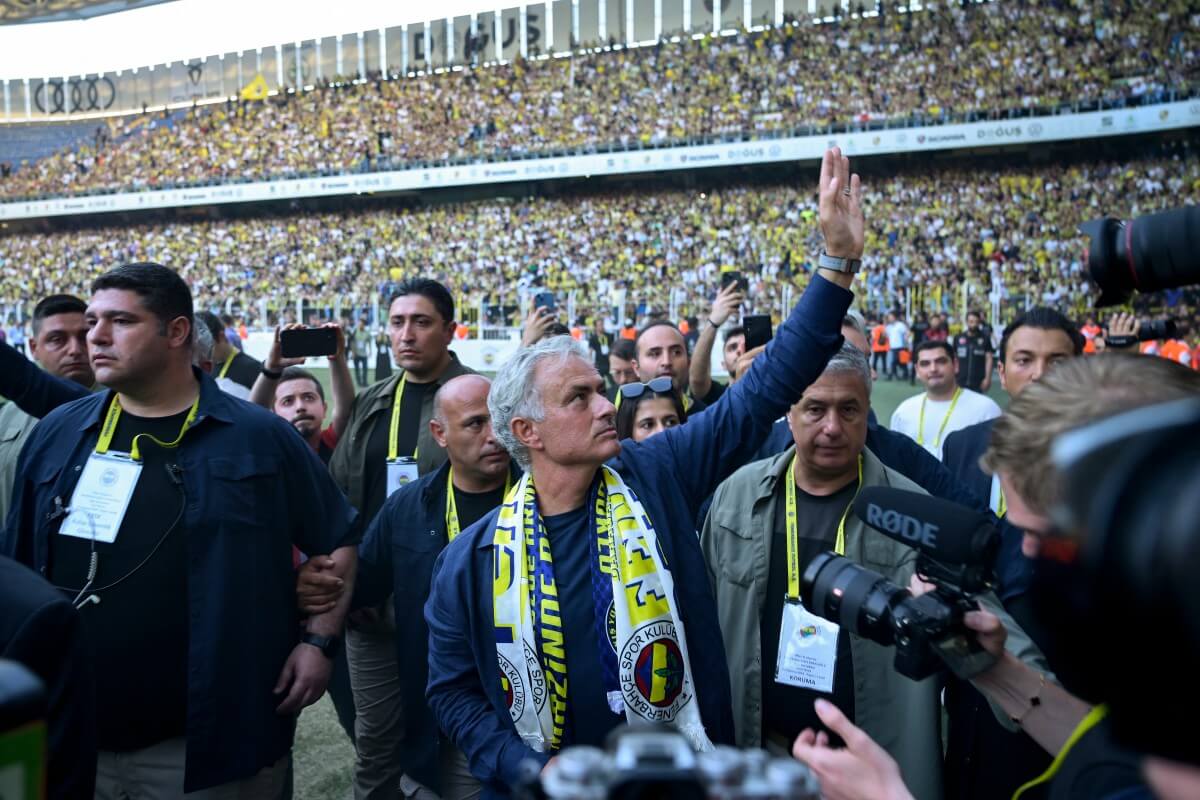 Yeni Fenerbahçe Teknik Direktörü Mourinho, İstanbul’da Sıcak Karşılama Alıyor – TurkishMinute